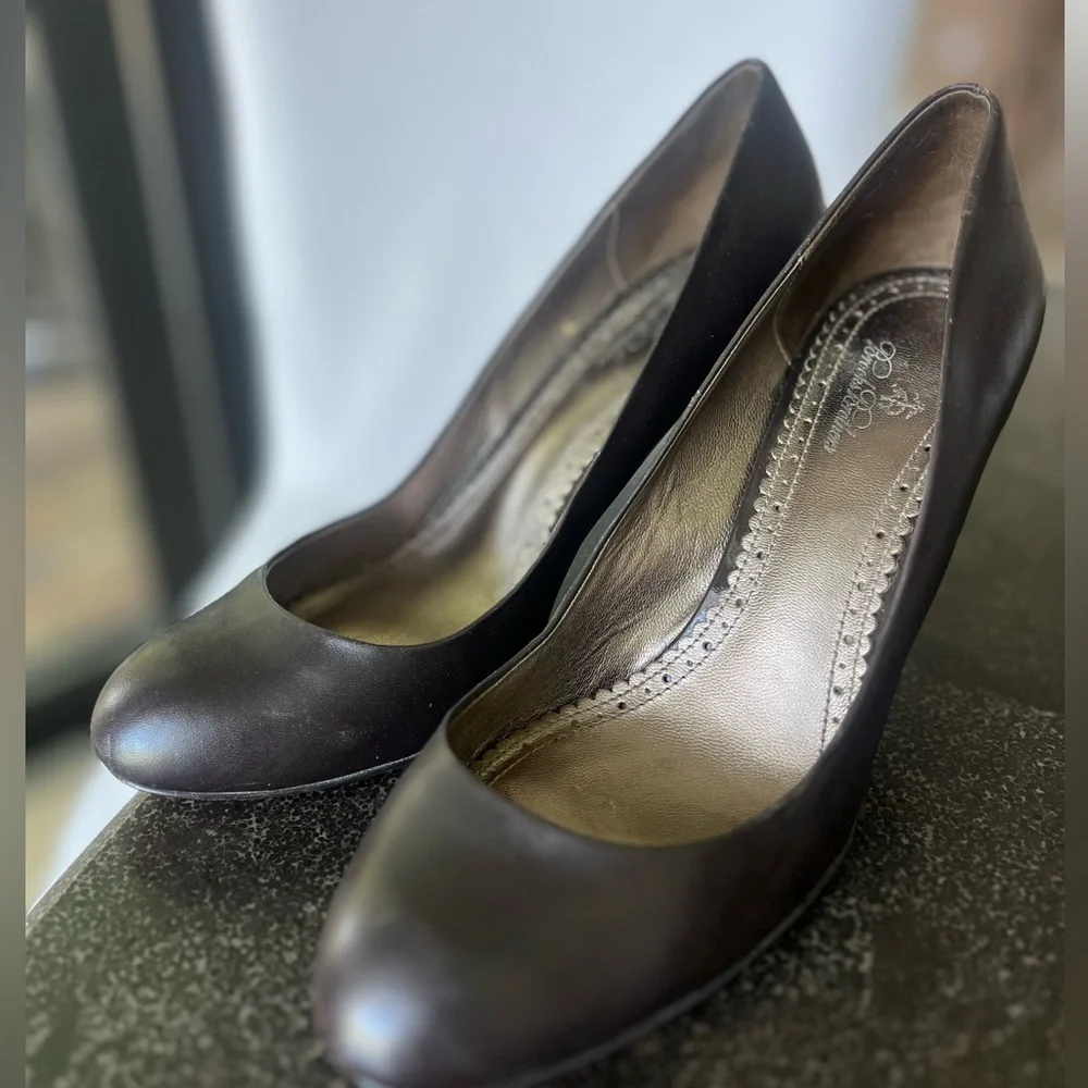 Brooks Brothers chocolate brown leather 3.5 inch heeled shoes size 9